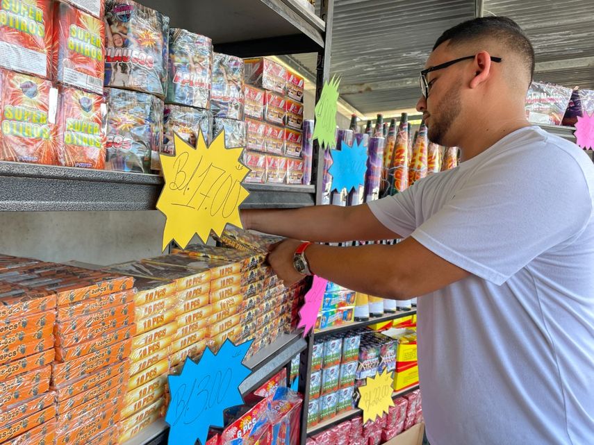 Los comerciantes afirman que entre los productos más buscados están los tradicionales volcanes estrellitas y los espectáculos de luces de varios tiros.