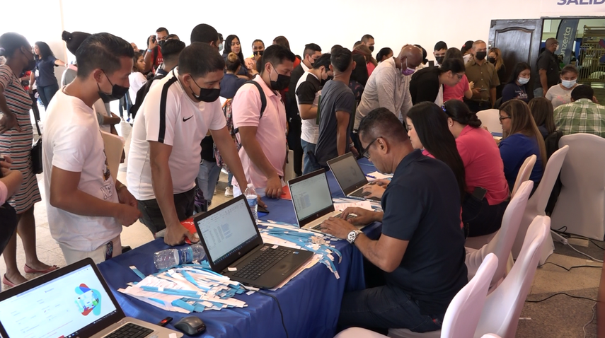 Feria de empleo: miles de personas formaron largas filas
