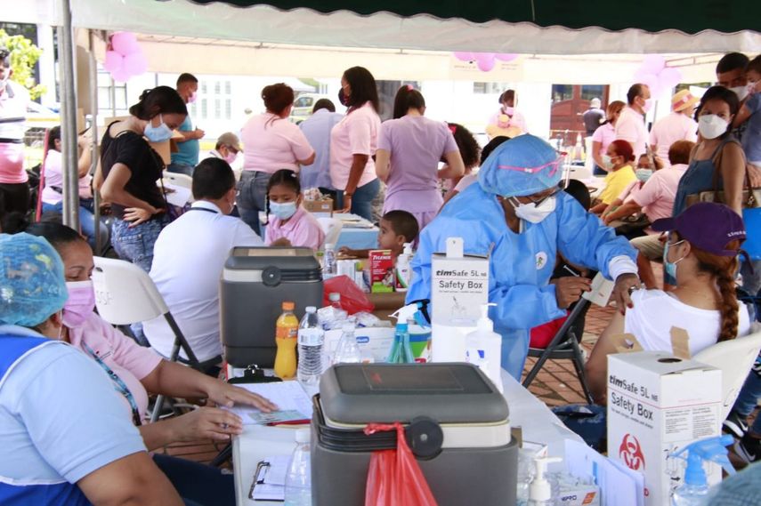 MINSA realiza feria en el cierre del mes de la Cinta Rosada