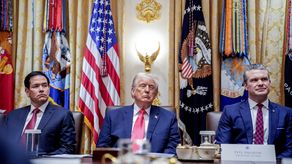 El presidente de Estados Unidos, Donald Trump, insistió este martes  en que muy pronto comenzarán los ataques estadounidenses contra cárteles del narcotráfico dentro del territorio venezolano, tras el operativo contra lanchas en el Caribe, que acusa de transportar drogas.