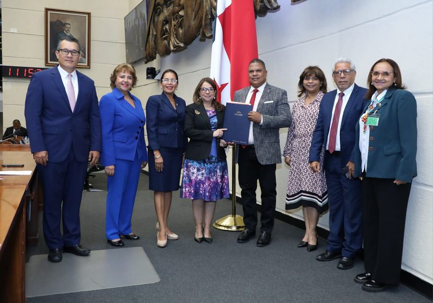 Meduca presenta ley de modalidades flexibles para evitar la deserción