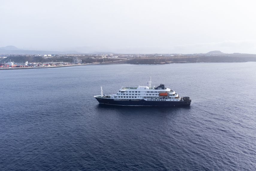 El crucero fondeado frente a las costas de Cabo Verde partirá hacia Canarias o Países Bajos una vez que haya evacuado tres casos sospechosos de hantavirus a través de este país de África Occidental