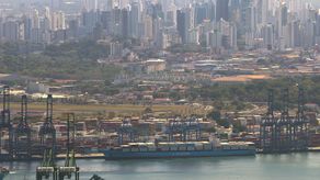 Las autoridades de China exigieron a las navieras europeas Maersk y MSC que dejasen inmediatamente los puertos del Canal de Panamá cuya gestión les encomendó temporalmente el país centroamericano después de anular la concesión a la hongkonesa CK Hutchison, informa hoy Financial Times (FT).