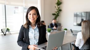 Mujeres CEO enfrentan caída del 6% en sus sueldos