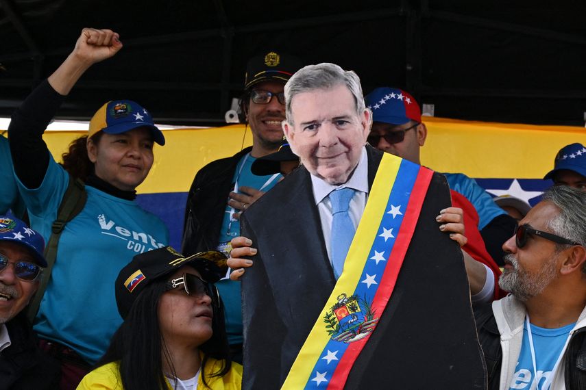 El Parlamento Europeo condenó este jueves en una resolución no vinculante "la usurpación de la presidencia" en Venezuela por parte de Nicolás Maduro y acusó al gobernante izquierdista de un "intento ilegal de permanecer en el poder por la fuerza". El Parlamento Europeo condenó este jueves en una resolución no vinculante "la usurpación de la presidencia" en Venezuela por parte de Nicolás Maduro y acusó al gobernante izquierdista de un "intento ilegal de permanecer en el poder por la fuerza".