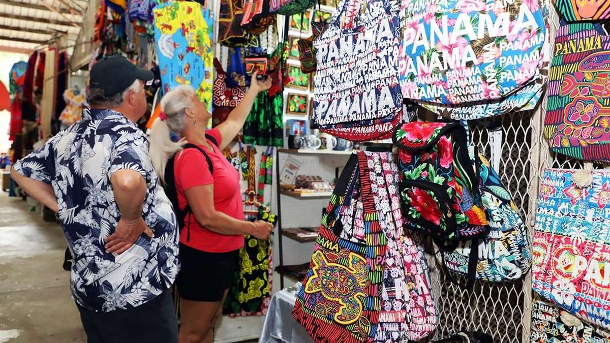 Los mercados de artesanías administrados por la Alcaldía de Panamá modificarán sus horarios de atención al público durante las festividades de Carnaval, con el objetivo de atender tanto a residentes como a visitantes que participen en las actividades carnestolendas. Los mercados de artesanías administrados por la Alcaldía de Panamá modificarán sus horarios de atención al público durante las festividades de Carnaval, con el objetivo de atender tanto a residentes como a visitantes que participen en las actividades carnestolendas.