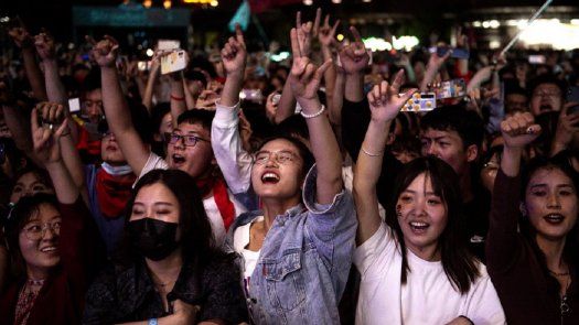 China anunció el miércoles restricciones a sus ciudadanos que viajen al extranjero en medio de una nueva ola de contagios. AFP