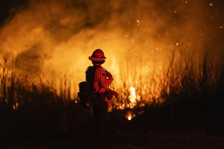 Los Ángeles enfrenta el peligro de nuevos incendios por fuertes vientos cálidos