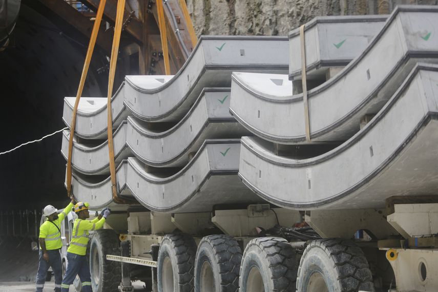 El túnel que da paso a un tramo de la tercera línea de metro - para conectar la capital con la provincia colindante - ya cruzó por debajo del Canal de Panamá, un hecho "histórico", según pudo comprobar EFE este martes en un recorrido. El túnel que da paso a un tramo de la tercera línea de metro - para conectar la capital con la provincia colindante - ya cruzó por debajo del Canal de Panamá, un hecho "histórico", según pudo comprobar EFE este martes en un recorrido.