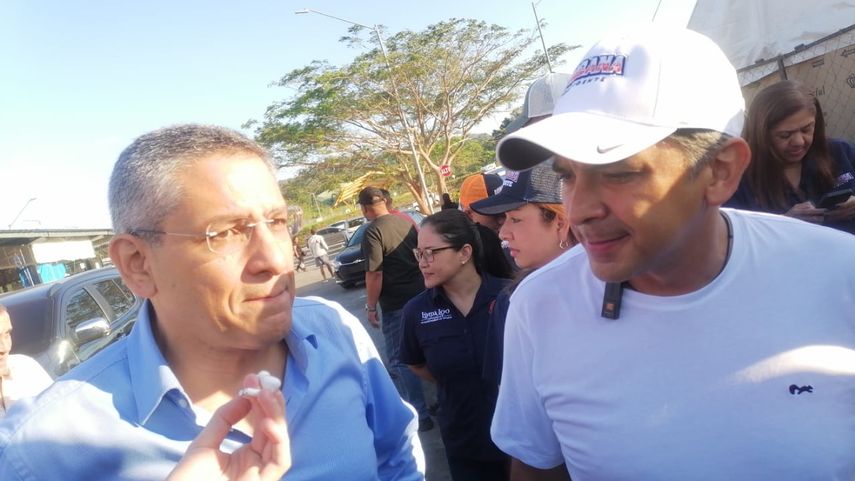 Candidatos realizaron campaña en medio de carnavales. Candidatos realizaron campaña en medio de carnavales.