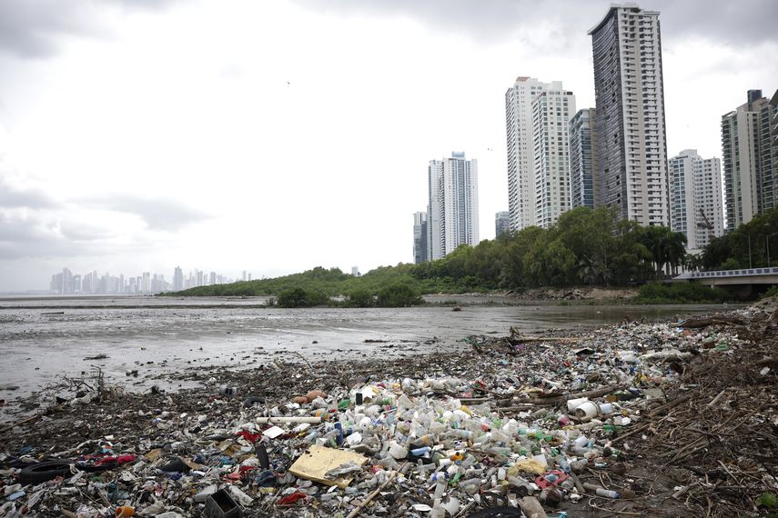 Panamá presenta este viernes una hoja de ruta que involucra a diversos actores nacionales y de la cooperación internacional y centrada en la economía circular, que podría reducir hasta en un 67 % la contaminación por plásticos en el país para el año 2040. Panamá presenta este viernes una hoja de ruta que involucra a diversos actores nacionales y de la cooperación internacional y centrada en la economía circular, que podría reducir hasta en un 67 % la contaminación por plásticos en el país para el año 2040.