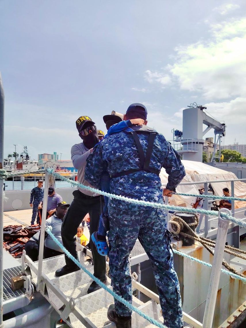Panamá traslada hasta la frontera con Colombia a más de un centenar de migrantes
