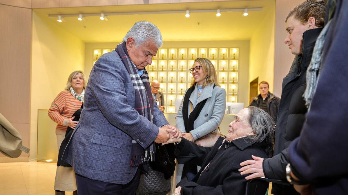 El presidente Mulino estrechó las manos de Corina de Machado. El presidente Mulino estrechó las manos de Corina de Machado.