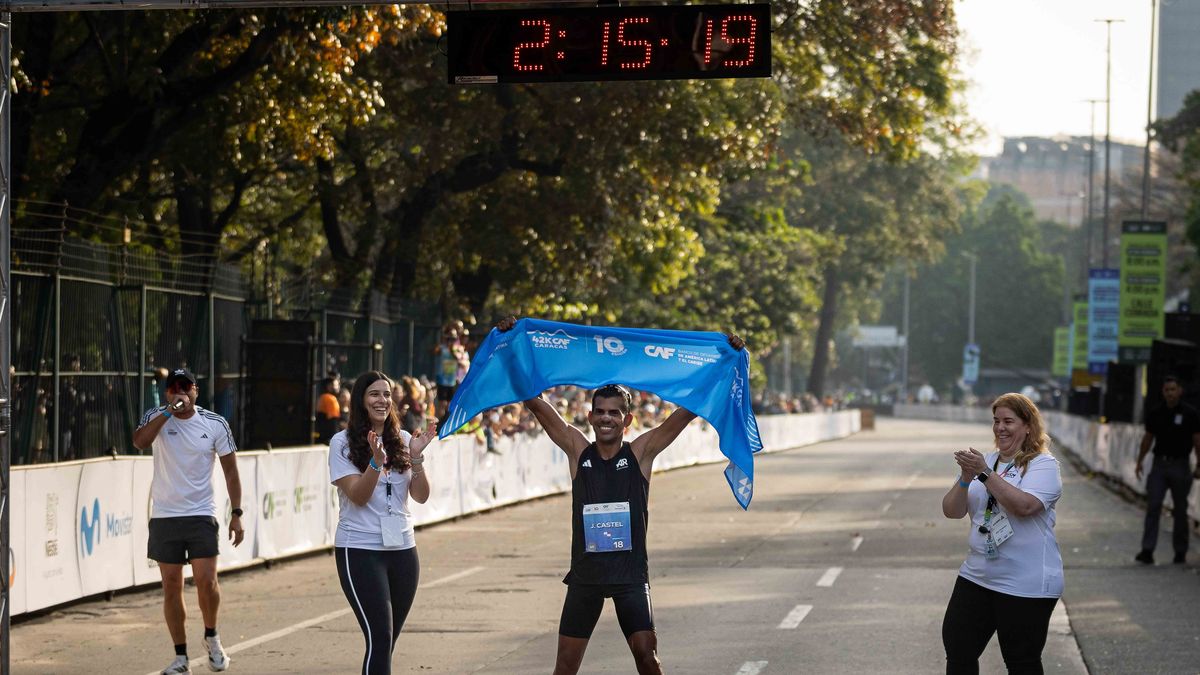 El panameño Jorge Castelblanco y la ecuatoriana Silvia Ortiz rompieron el récord en la distancia de 42k con un tiempo de 2:15:11 y 2:33:55, respectivamente, en el Maratón que organiza en Caracas el Banco de Desarrollo de América Latina (CAF), cuya décima edición se realizó este domingo. El panameño Jorge Castelblanco y la ecuatoriana Silvia Ortiz rompieron el récord en la distancia de 42k con un tiempo de 2:15:11 y 2:33:55, respectivamente, en el Maratón que organiza en Caracas el Banco de Desarrollo de América Latina (CAF), cuya décima edición se realizó este domingo.