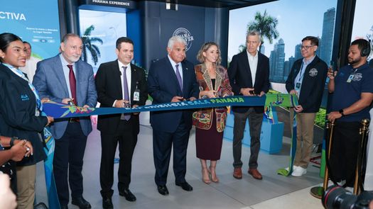 El presidente de la República, José Raúl Mulino, puso en funcionamiento el espacio “Sal a Panamá” (Sala Panamá), un área diseñada para que los pasajeros en tránsito en el Aeropuerto Internacional de Tocumen (AIT) descubran la cultura y los múltiples atractivos del país mediante una experiencia interactiva e inmersiva. El presidente de la República, José Raúl Mulino, puso en funcionamiento el espacio “Sal a Panamá” (Sala Panamá), un área diseñada para que los pasajeros en tránsito en el Aeropuerto Internacional de Tocumen (AIT) descubran la cultura y los múltiples atractivos del país mediante una experiencia interactiva e inmersiva.