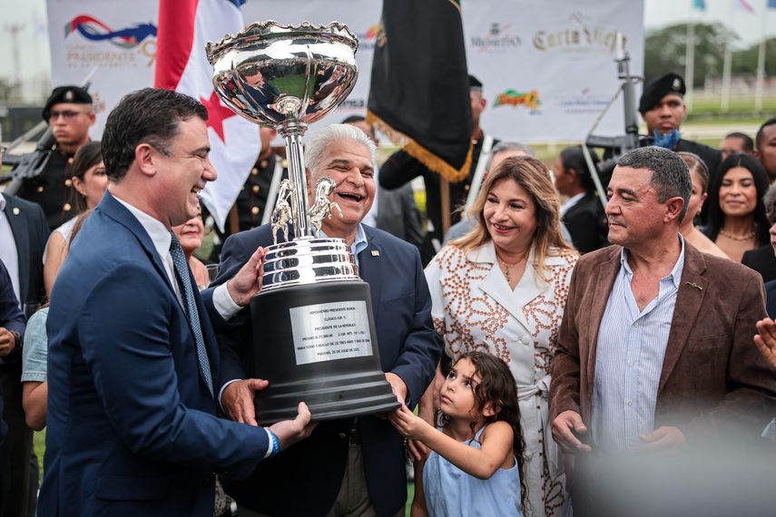 Mulino entrega el trofeo al ganador del Clásico Presidente de la República