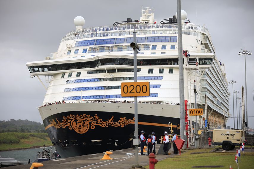El crucero Disney Adventure se convirtió este lunes en el buque de pasajeros de mayor capacidad y tonelaje bruto en transitar por el Canal de Panamá