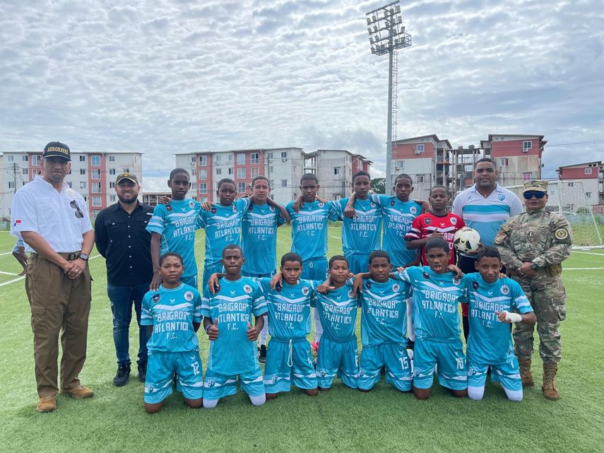 Un balón, una oportunidad: el proyecto de la Aeronaval que cambia destinos en Colón