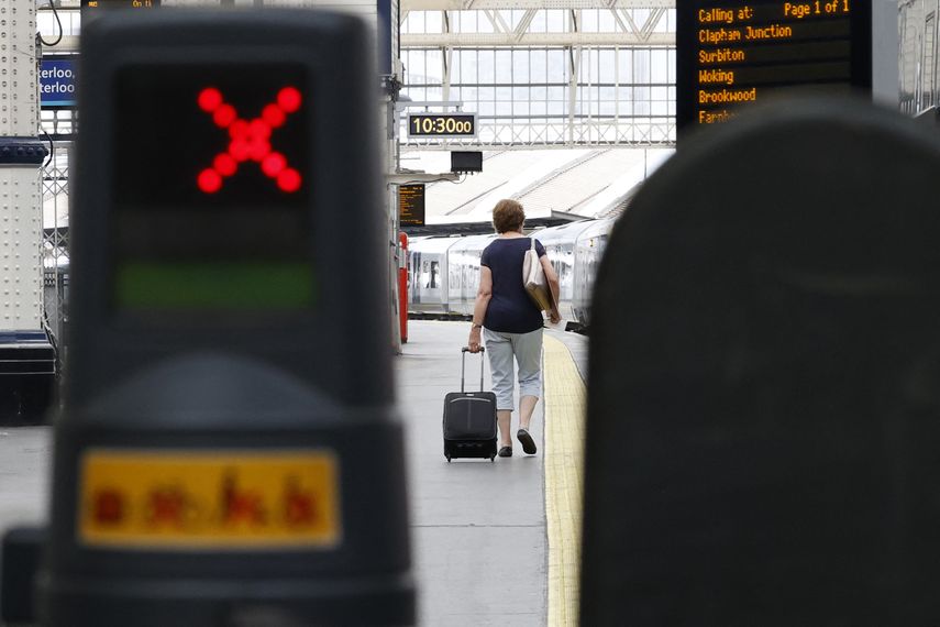 Las huelgas contra una inflación disparada en Reino Unido continuaron este viernes y paralizaron la casi totalidad de los transportes públicos en Londres, la capital.