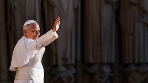 León XIV recibe el alta hospitalaria y regresará al Vaticano esta tarde