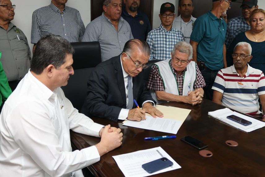 Luego de varios meses luchando por un aumento salarial, los profesionales de las ciencias agropecuarias lograron llegar a un acuerdo con la dirigencia del MIDA. Luego de varios meses luchando por un aumento salarial, los profesionales de las ciencias agropecuarias lograron llegar a un acuerdo con la dirigencia del MIDA.