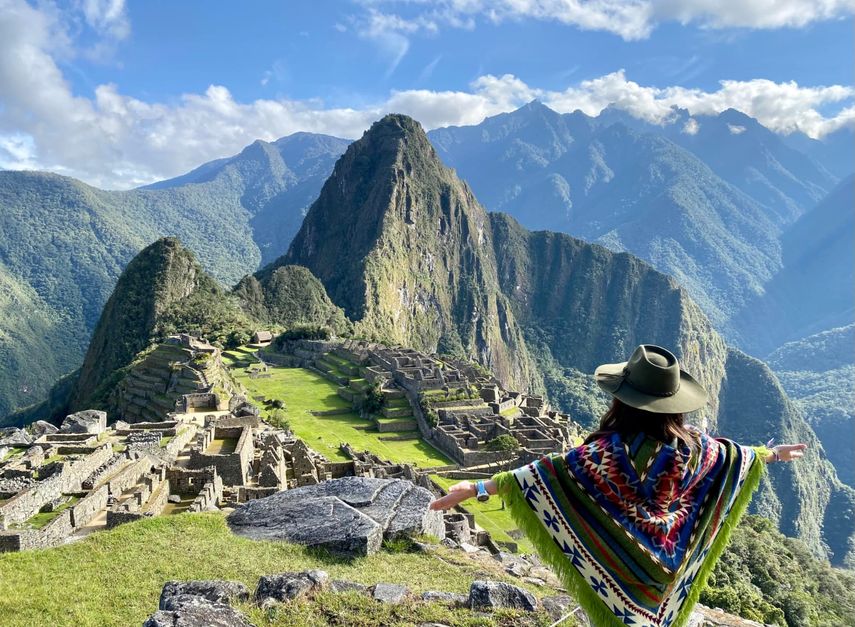 El Camino Inca a Machu Picchu, en Perú, es una ruta de 43 kilómetros de extensión entre bosques y escalones de piedra que datan del siglo XV. El Camino Inca a Machu Picchu, en Perú, es una ruta de 43 kilómetros de extensión entre bosques y escalones de piedra que datan del siglo XV.