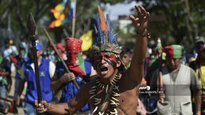 Miles de indígenas se movilizan para exigir cese de la violencia en Colombia