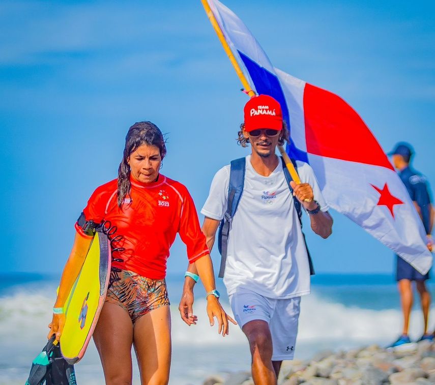 La surfista Verónica Correa se bañó en oro para la delegación nacional.