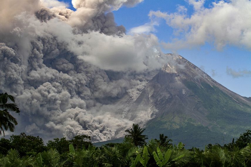 Volcán Merapi entra en erupción y cubre pueblos de ceniza