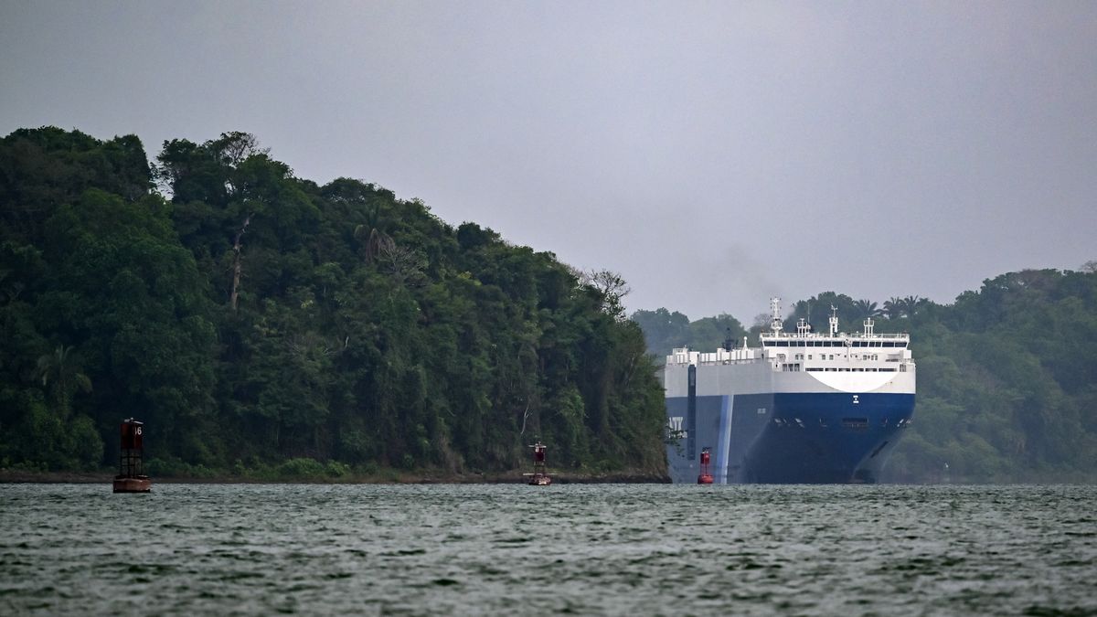 El Canal de Panamá, por el que pasa entre el 3 % y el 6 % del comercio internacional, ya toma medidas ante la amenaza este año de un fenómeno El Niño potente, asociado a sequías que pueden afectar de forma grave las fuentes hídricas de este paso navegable, el único de agua dulce en el mundo. El Canal de Panamá, por el que pasa entre el 3 % y el 6 % del comercio internacional, ya toma medidas ante la amenaza este año de un fenómeno El Niño potente, asociado a sequías que pueden afectar de forma grave las fuentes hídricas de este paso navegable, el único de agua dulce en el mundo.