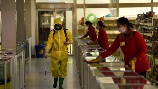 Corea del Norte anuncia el primer muerto de un explosivo brote de covid