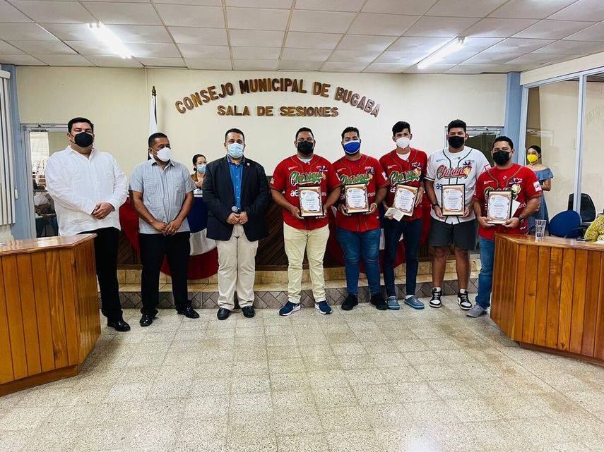 Bugaba: Homenajean a campeones del Béisbol Mayor
