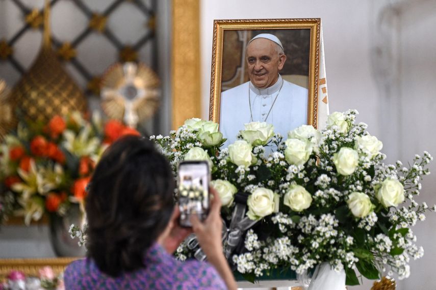 El papa Francisco, que falleció el lunes a los 88 años, suscitó tanto fervor como fuertes críticas en el seno de la Iglesia debido a sus reformas destinadas a abrir las puertas de una institución centenaria a los fieles de hoy en día. El papa Francisco, que falleció el lunes a los 88 años, suscitó tanto fervor como fuertes críticas en el seno de la Iglesia debido a sus reformas destinadas a abrir las puertas de una institución centenaria a los fieles de hoy en día.