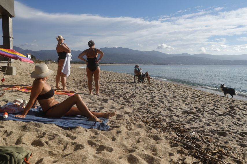 Francia prohibirá fumar en playas y cerca de escuelas