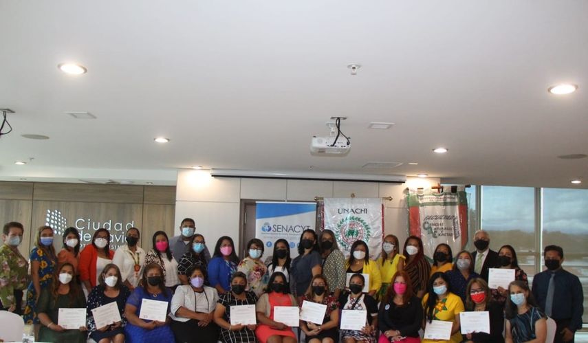 SENACYT y UNACHI capacitaron a 32 docentes en ciencias naturales