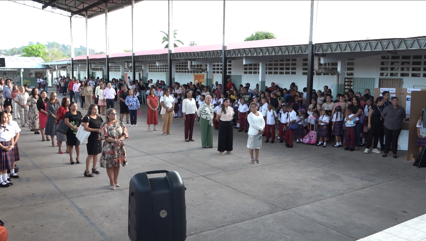 Estudiantes conocieron a sus docentes en el primer día de clases.