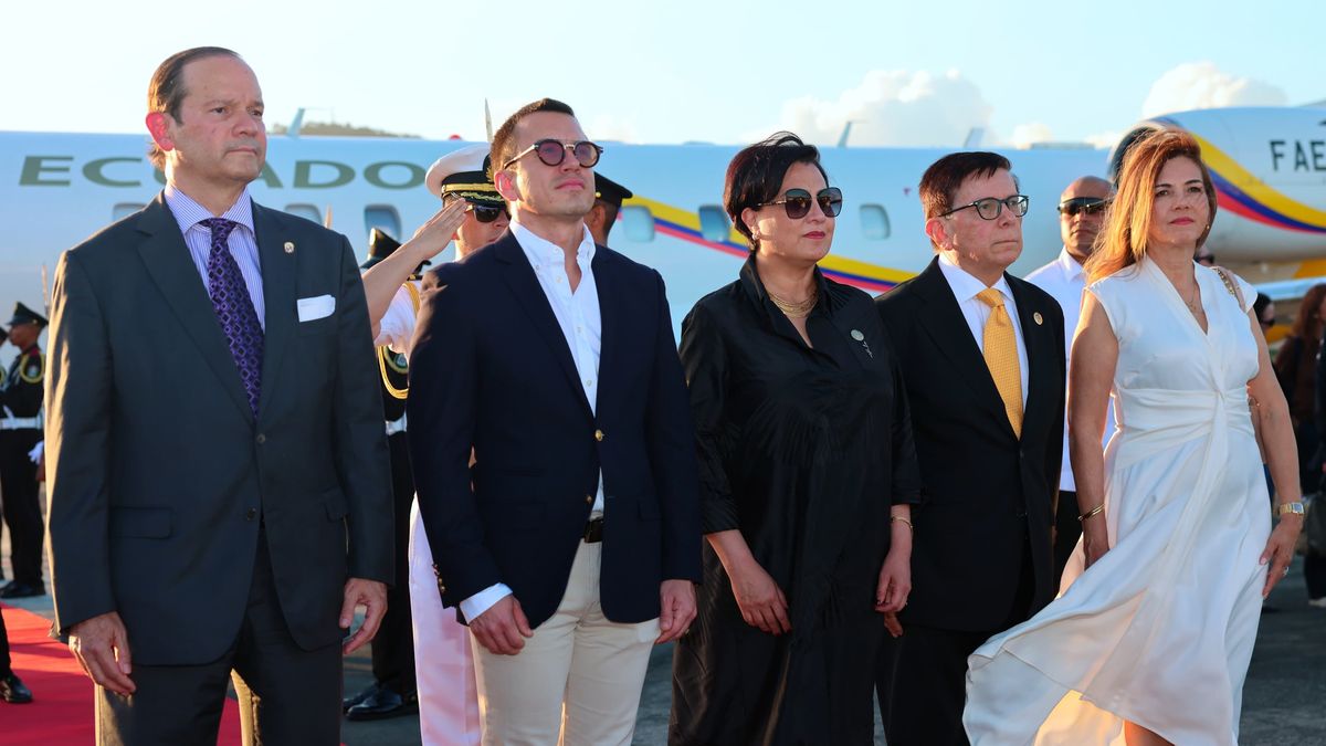 El presidente de Ecuador, Daniel Noboa, retornó a su país por un asunto de emergencia y canceló el resto de la agenda que tenía este miércoles y jueves en Ciudad de Panamá, donde participaba en el Foro Económico Internacional que organiza en el país centroamericano el Banco de Desarrollo de América Latina y el Caribe (CAF). El presidente de Ecuador, Daniel Noboa, retornó a su país por un asunto de emergencia y canceló el resto de la agenda que tenía este miércoles y jueves en Ciudad de Panamá, donde participaba en el Foro Económico Internacional que organiza en el país centroamericano el Banco de Desarrollo de América Latina y el Caribe (CAF).