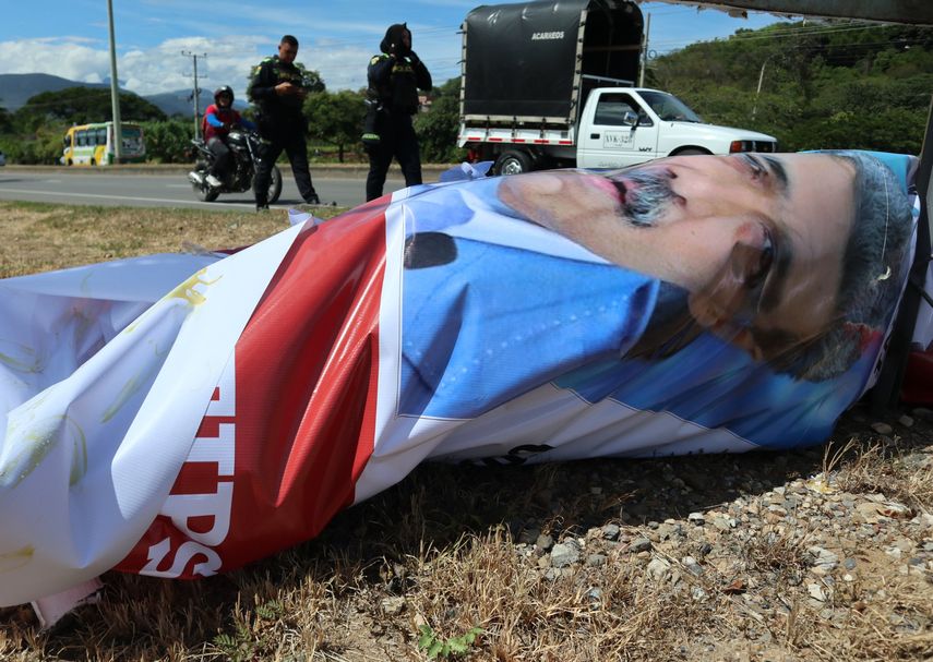 Una valla con la recompensa que ofrece el Gobierno de Estados Unidos por el mandatario venezolano, Nicolás Maduro, y su ministro de Interior, Diosdado Cabello, fue instalada este sábado del lado colombiano de la frontera con la nación caribeña. Una valla con la recompensa que ofrece el Gobierno de Estados Unidos por el mandatario venezolano, Nicolás Maduro, y su ministro de Interior, Diosdado Cabello, fue instalada este sábado del lado colombiano de la frontera con la nación caribeña.