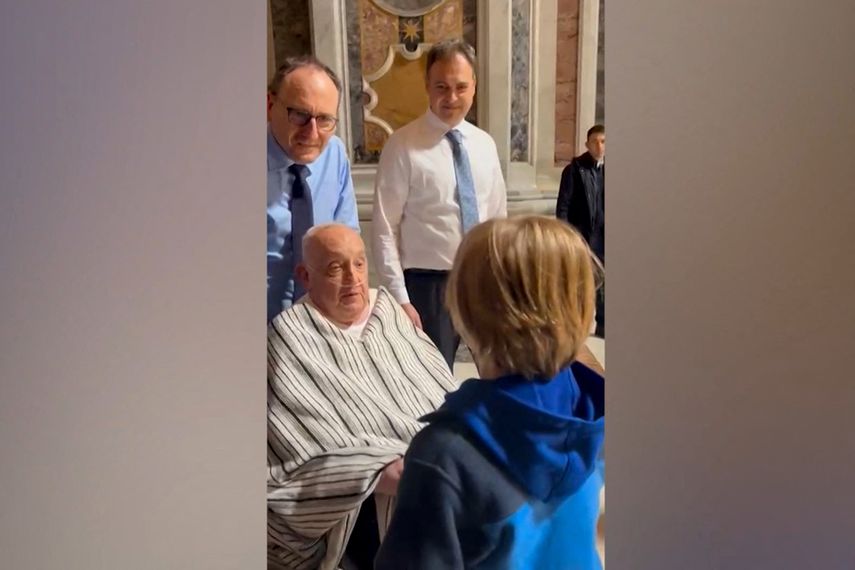 Papa realiza visita sorpresa a Basílica de San Pedro, después de reunirse con Carlos III