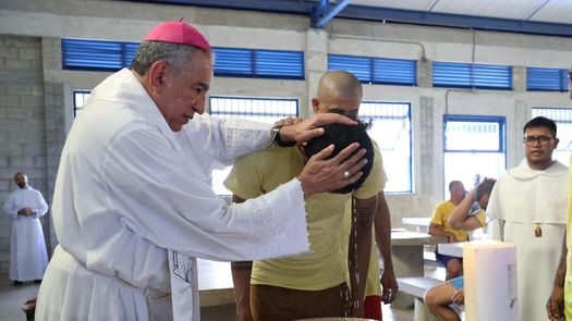 El arzobispo José Domingo Ulloa llevó los sacramentos a los privados de libertad. El arzobispo José Domingo Ulloa llevó los sacramentos a los privados de libertad.