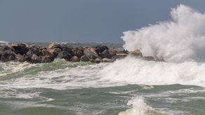 Emiten aviso de vigilancia por oleajes y vientos en el pacífico panameño