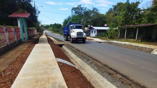 Esta obra que desarrolla el MOP cuenta con una longitud de aproximadamente 30.00 kilómetros y su inversión está por el orden de los B/. 23,877,998.66; además este proyecto vial beneficiará a más de 3,500 habitantes.&nbsp;