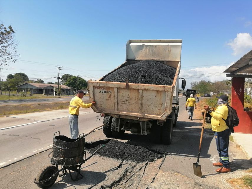 El Ministerio de Obras Públicas (MOP) informó este martes que ejecuta diversos trabajos de parcheo en las provincias de Coclé y Colón con el fin de darle el mantenimiento a las calles del país aprovechando la temporada de verano.