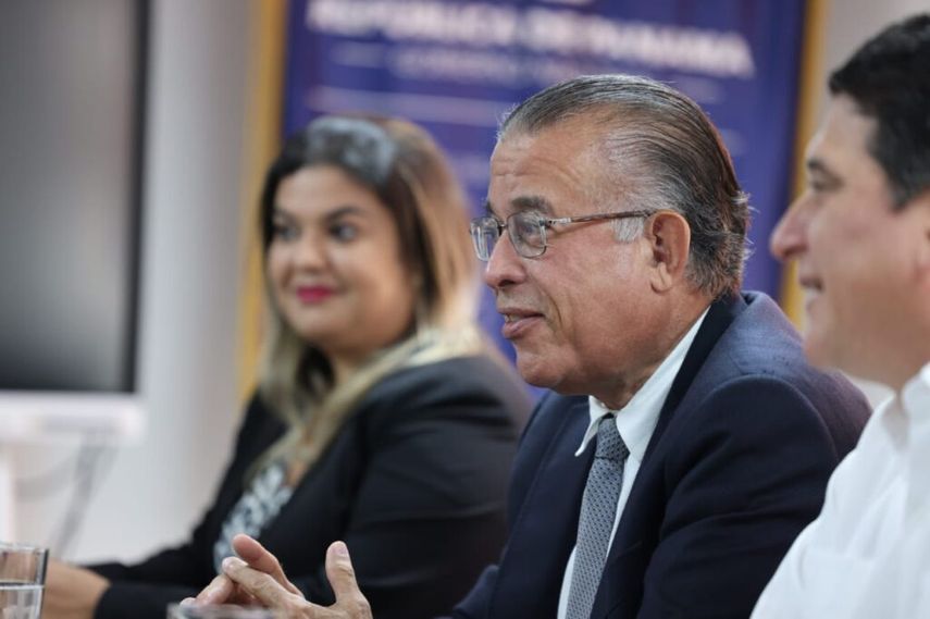 El ministro del MIDA dijo no estar de acuerdo con algunos productores de arroz en Chiriquí, que mencionan que se les adeudan millones de balboas en pagos. El ministro del MIDA dijo no estar de acuerdo con algunos productores de arroz en Chiriquí, que mencionan que se les adeudan millones de balboas en pagos.