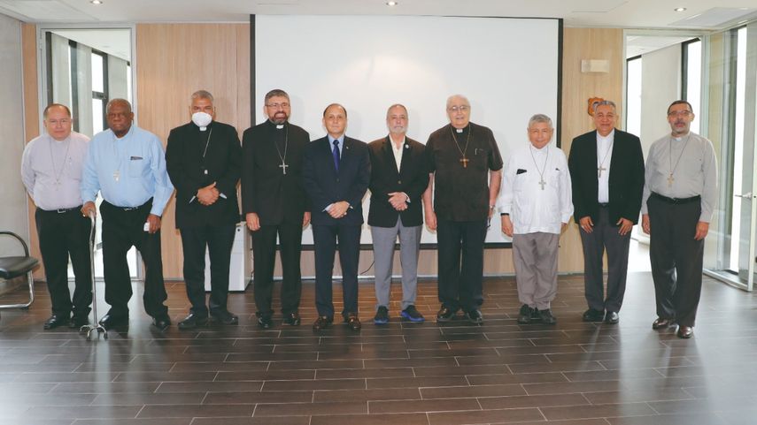 Obispos de la Conferencia Episcopal Panameña junto a Magistrados del Tribunal Electoral