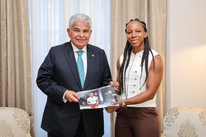 Mulino junto a Joselyne Edwards Laboriel