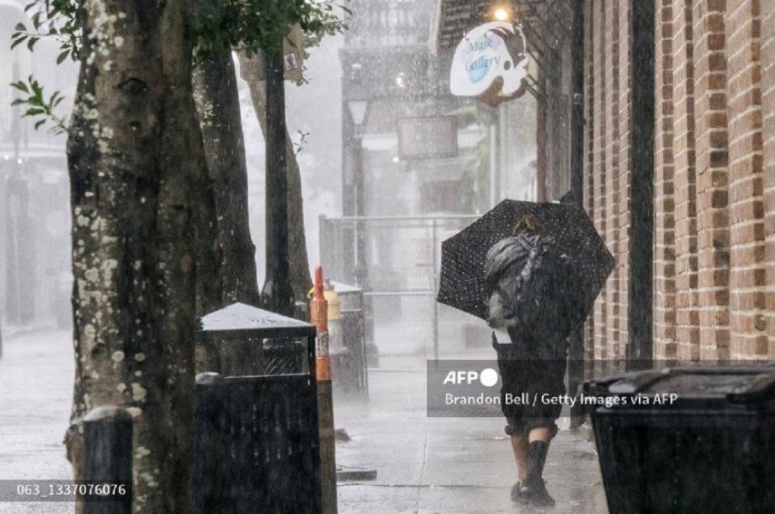 El potente huracán Ida, de categoría 4 y con vientos de hasta 240 km/h, tocó tierra este domingo en Luisiana, EEUU.
