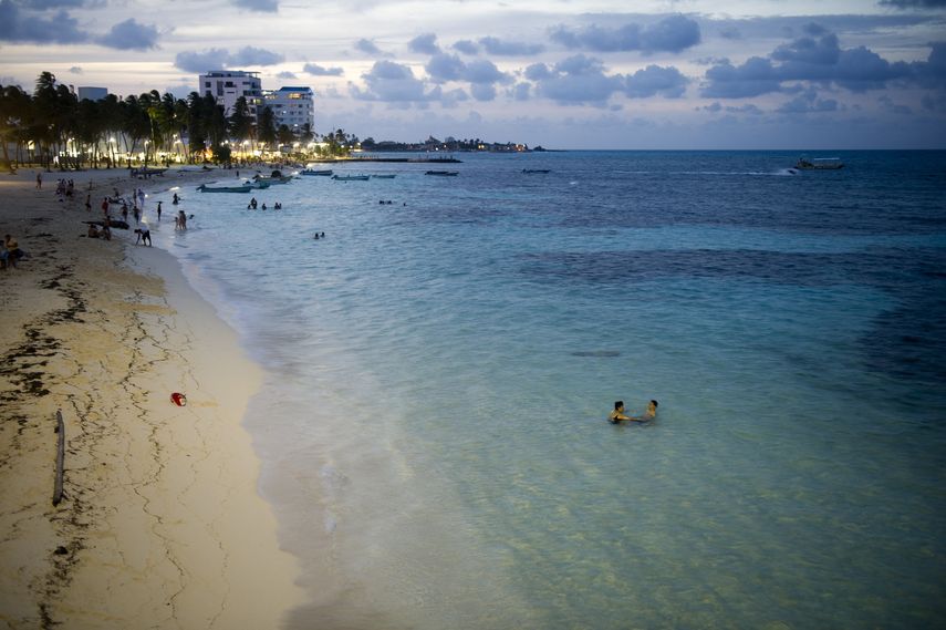 La Corte Internacional de Justicia (CIJ) de la ONU dictaminó este jueves que Colombia debe "cesar inmediatamente" las interferencias en aguas del mar Caribe que ese tribunal reconoce como pertenecientes a la zona económica exclusiva de Nicaragua.