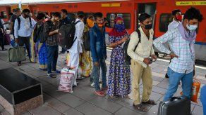 India registra récord de contagios y muertes por covid-19