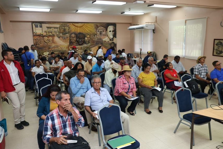 El titular del MIDA Augusto Valderrama pidió a los participantes que aprovechen estos seminarios, para poder hacerle frente a los retos que se le presenten. El titular del MIDA Augusto Valderrama pidió a los participantes que aprovechen estos seminarios, para poder hacerle frente a los retos que se le presenten.